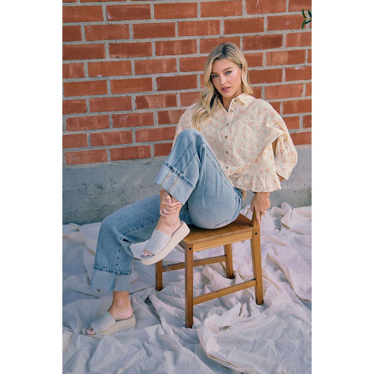 VINTAGE WASHED STRAIGHT JEANS WITH SIDE STITCH DETAIL